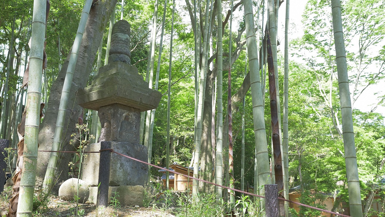 鎌倉時代のものと伝わる石塔